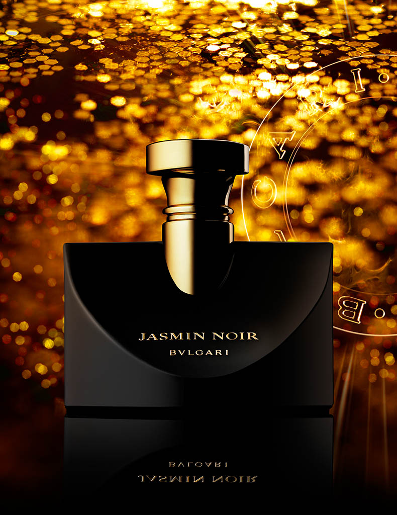 Packshot Factory - Coloured background - Bulgari Jasmin Noir perfume bottle