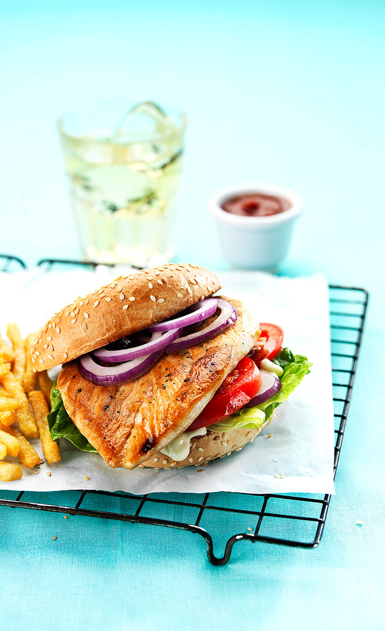 Packshot Factory - Coloured background - Burger with chips