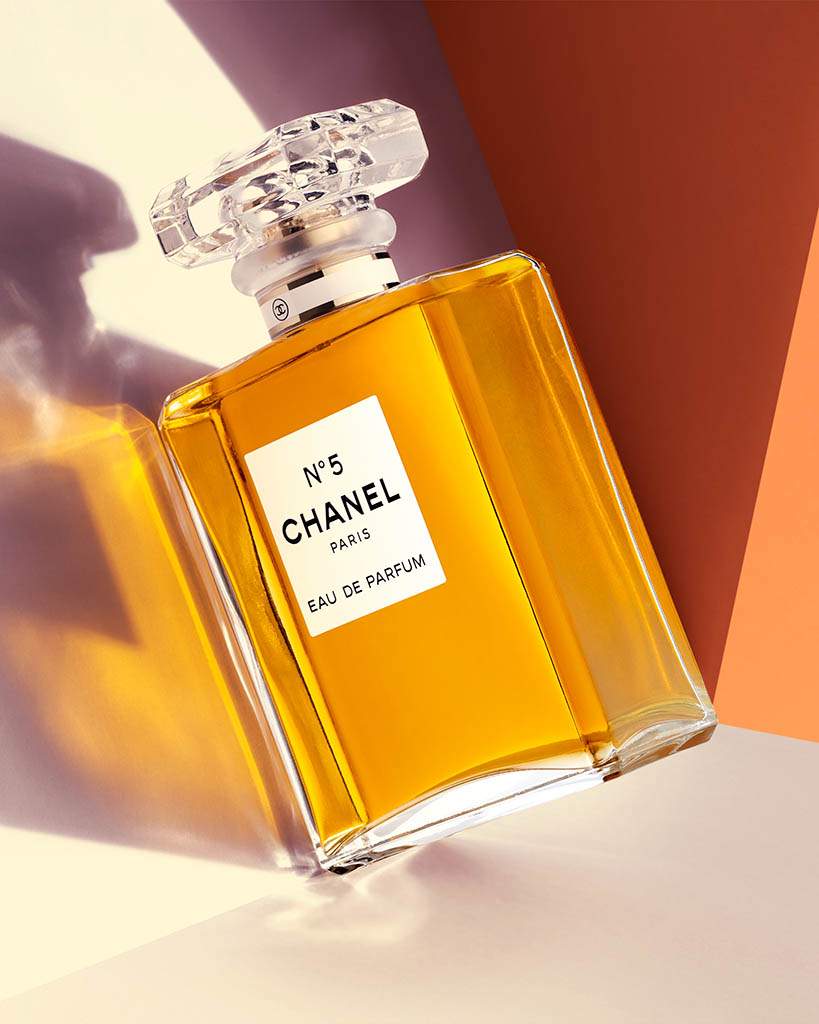 Packshot Factory - Coloured background - Chanel perfume bottle