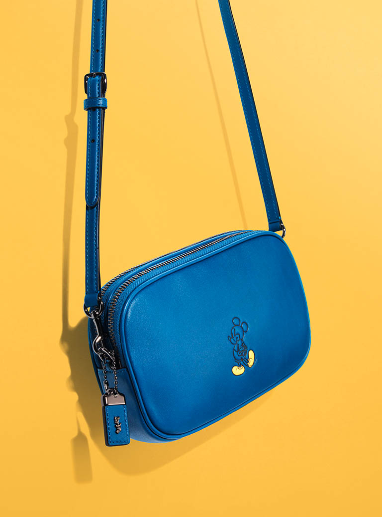 Packshot Factory - Coloured background - Coach leather body bag