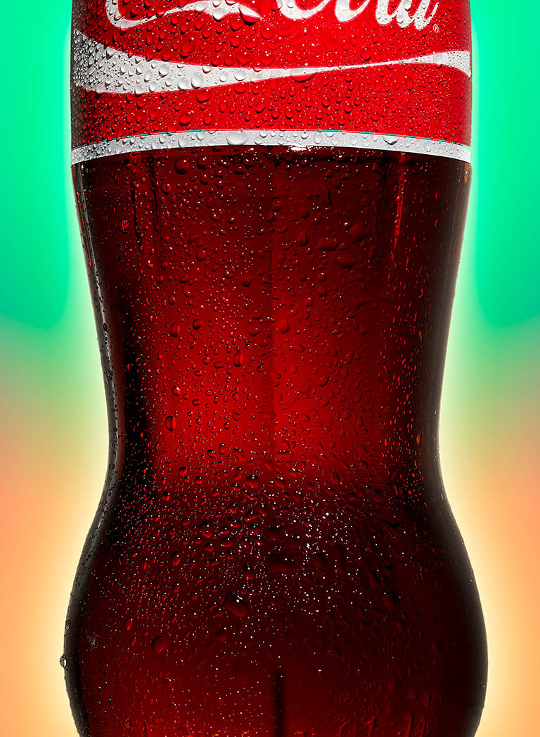 Packshot Factory - Coloured background - Coca Cola bottle