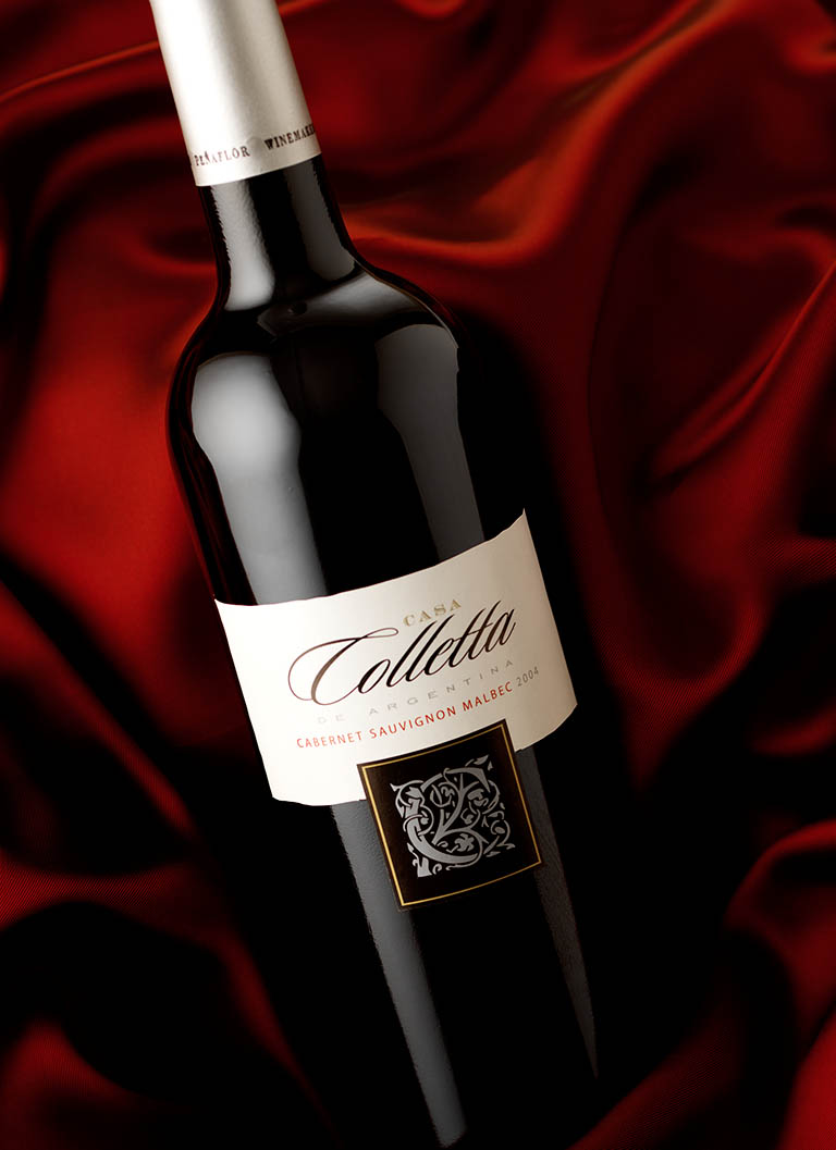 Packshot Factory - Coloured background - Colletta red wine bottle