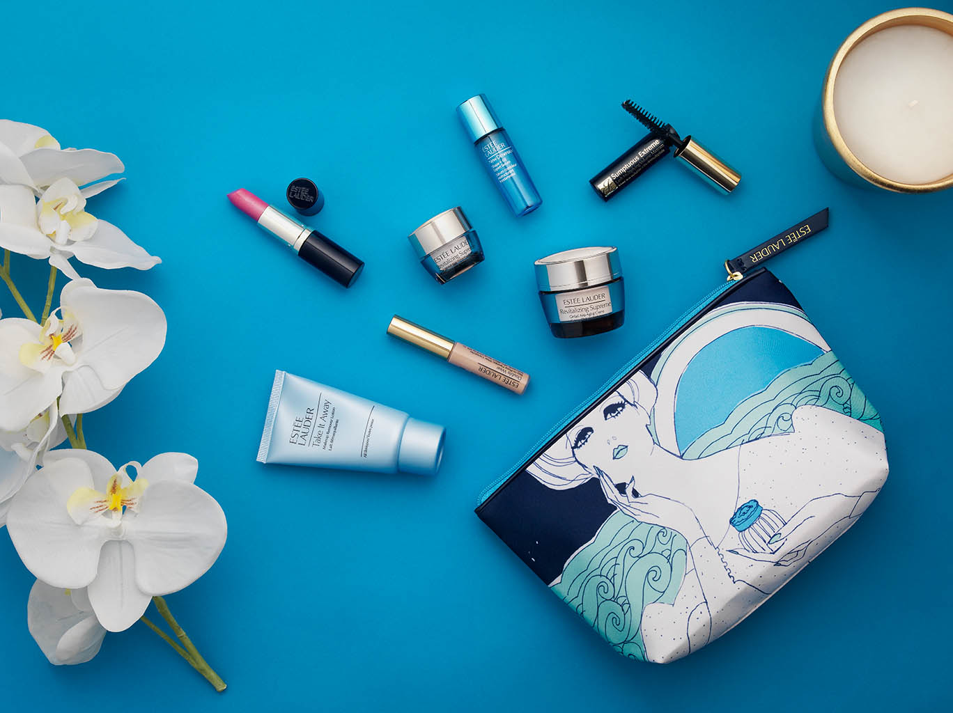 Packshot Factory - Coloured background - Estee Lauder make up bag