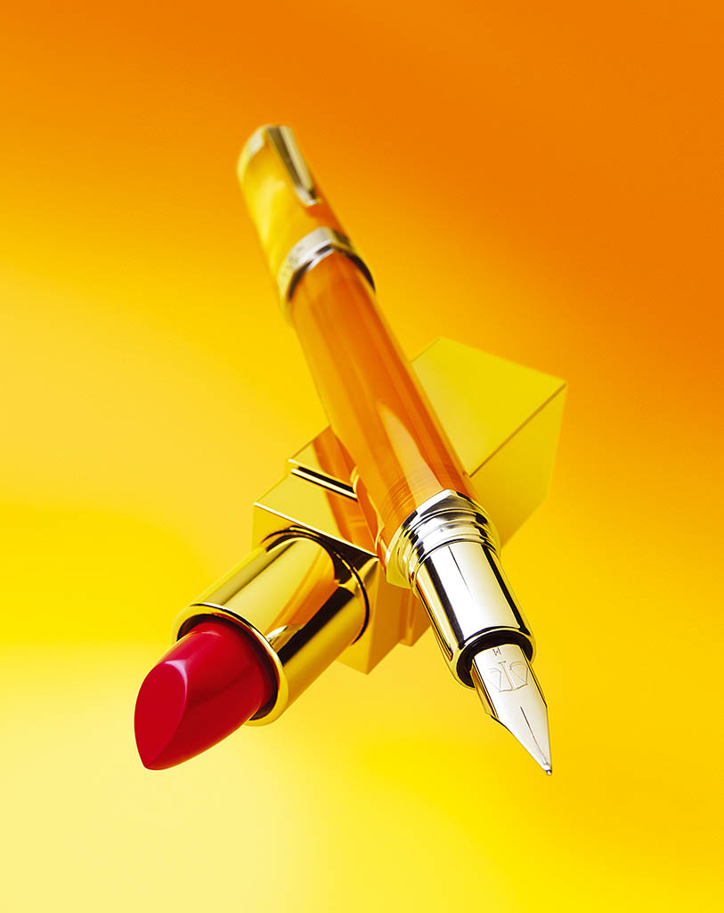 Packshot Factory - Coloured background - Fountain Pen and Lipstick