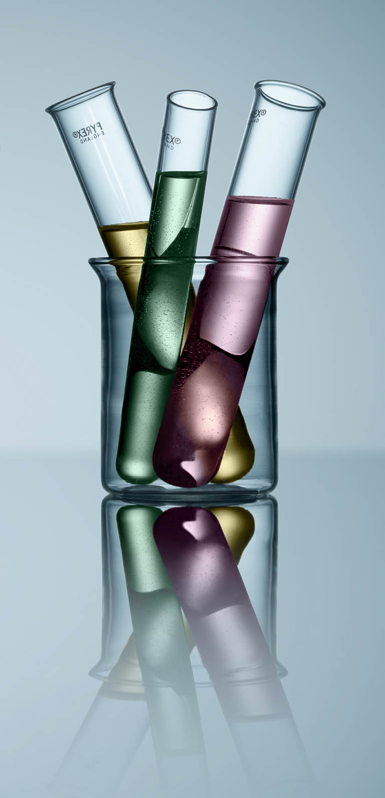 Packshot Factory - Coloured background - Glass jar and tubes