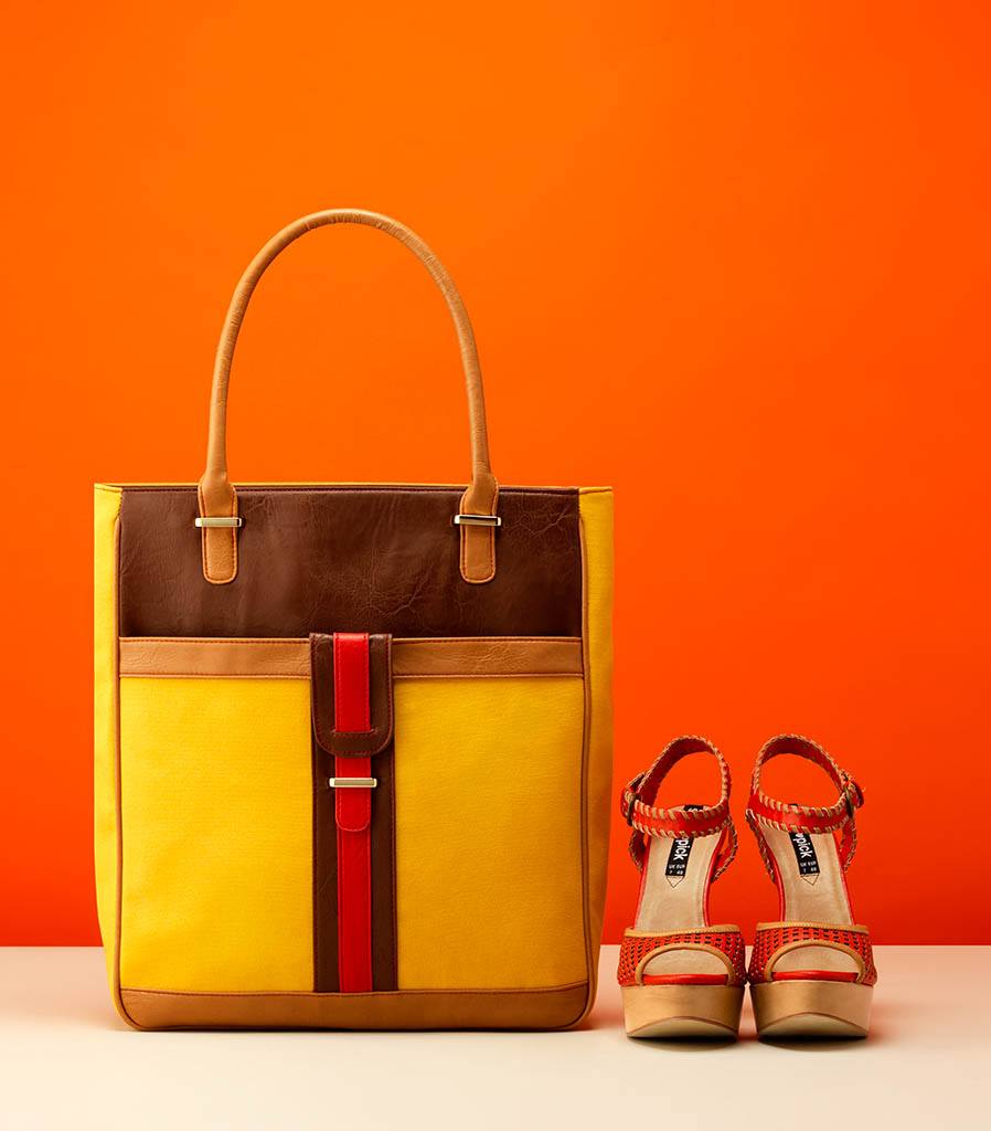 Packshot Factory - Coloured background - Handbag and sandals