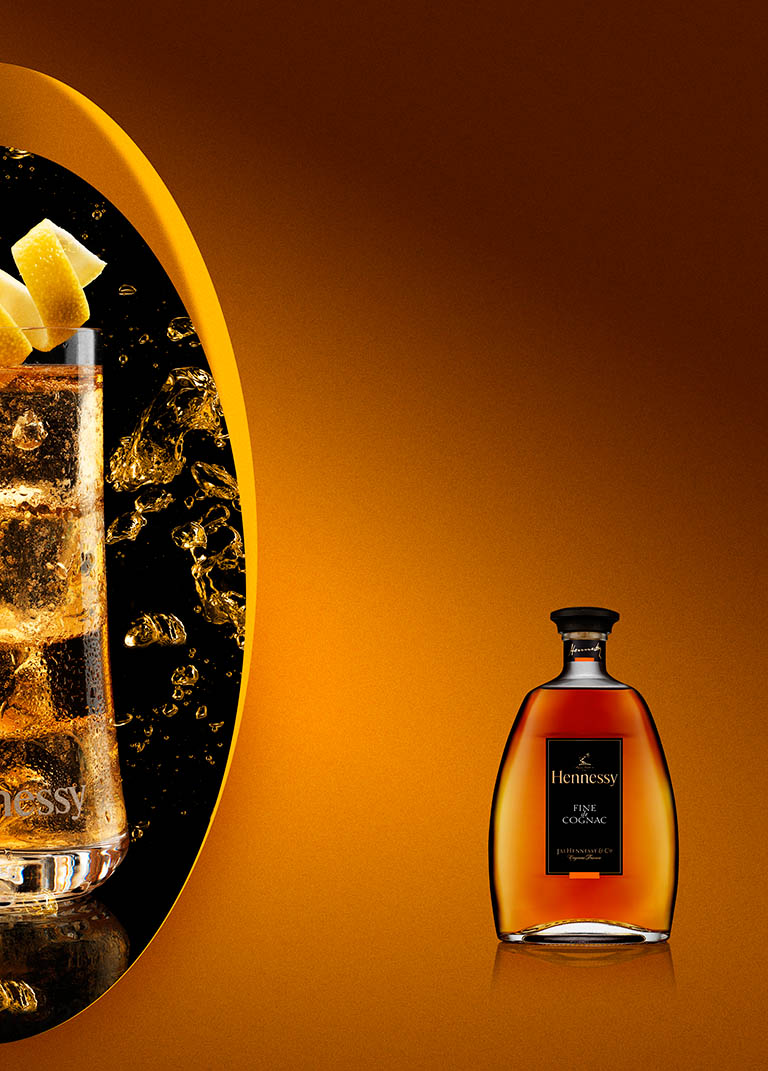 Packshot Factory - Coloured background - Hennessy cognac bottle and serve