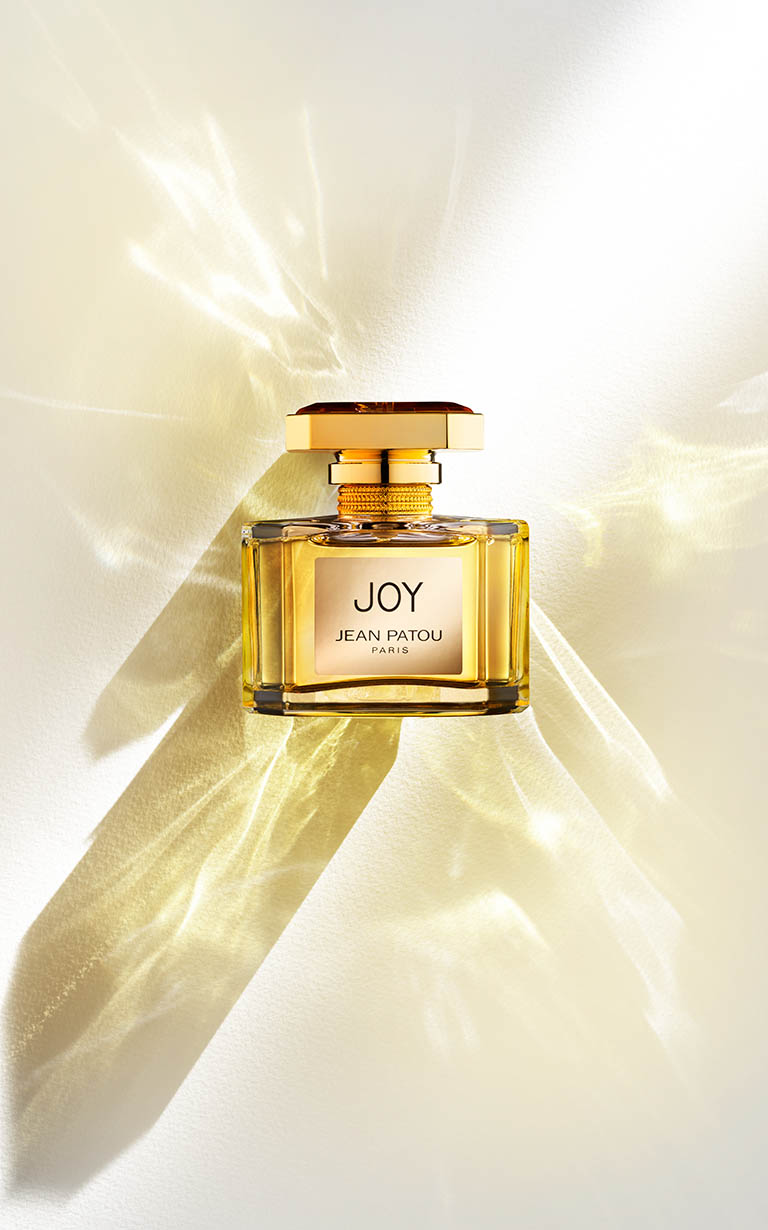 Packshot Factory - Coloured background - Joy fragrance bottle