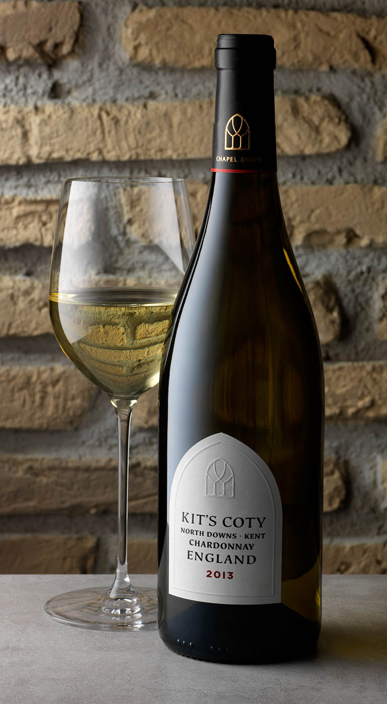 Packshot Factory - Coloured background - Kit's Coty white wine bottle and glass