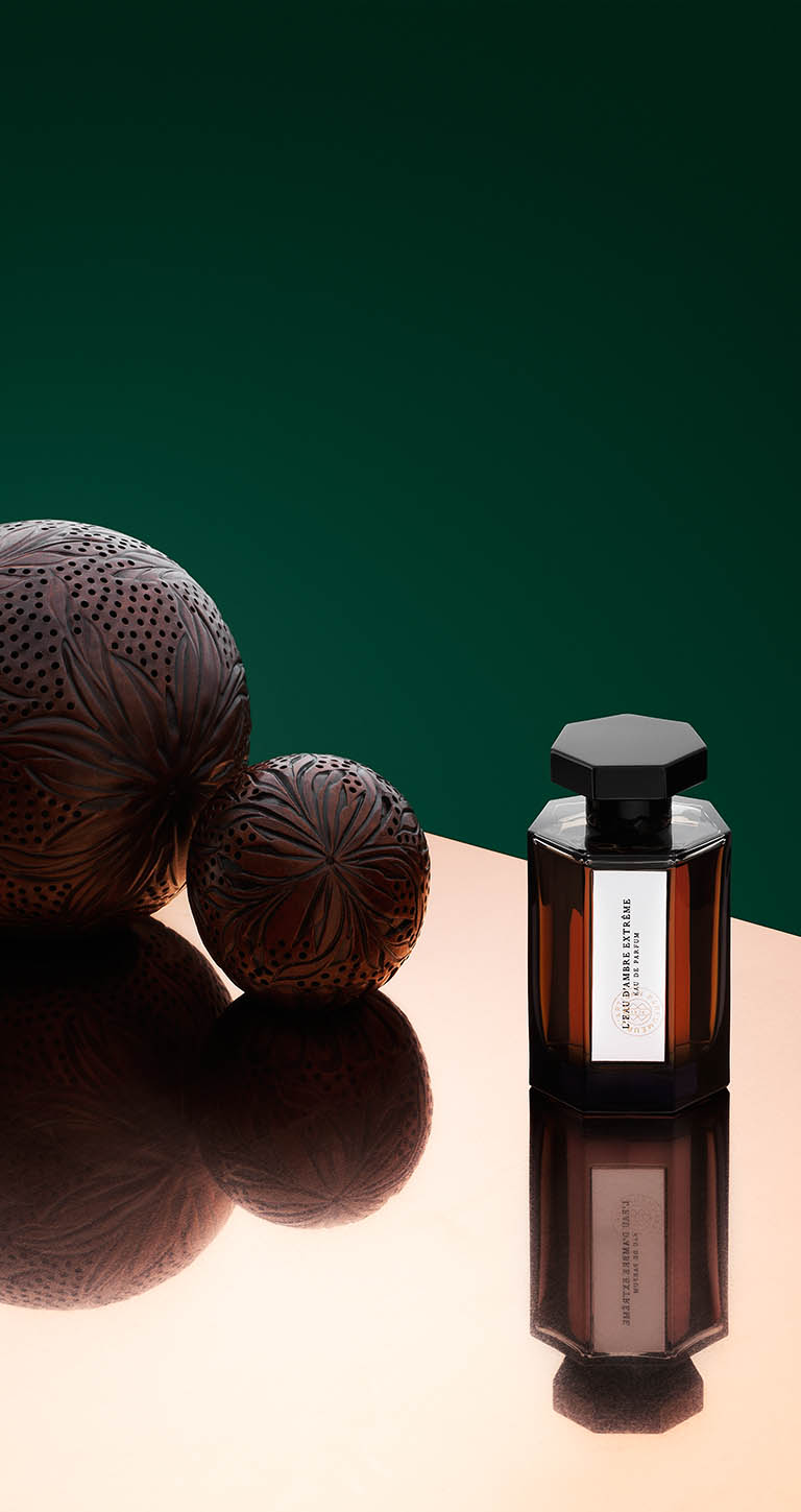 Packshot Factory - Coloured background - L'Artisan Parfumeur ambre ball and fragrance bottle