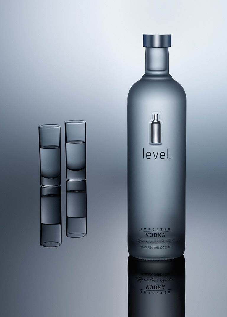 Packshot Factory - Coloured background - Level vodka bootle