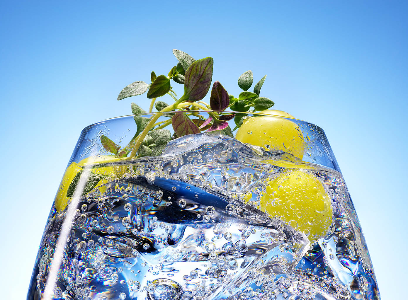 Packshot Factory - Coloured background - London Essence tonic water serve