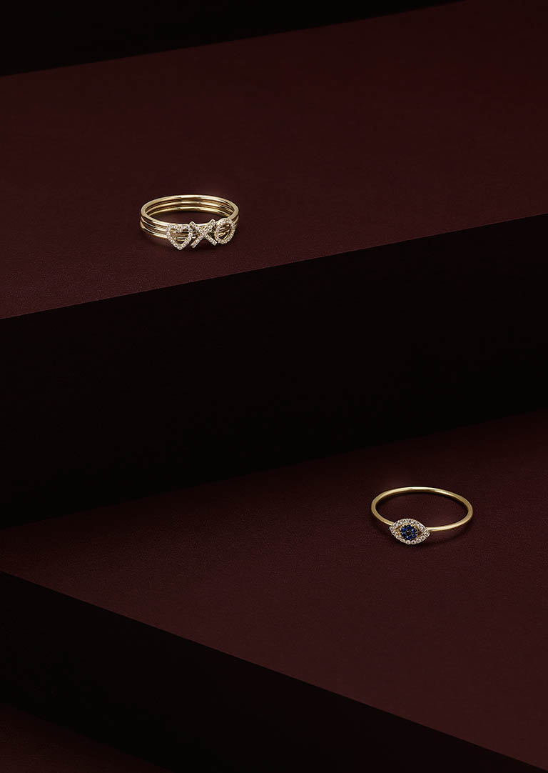 Packshot Factory - Coloured background - Loquet London gold rings