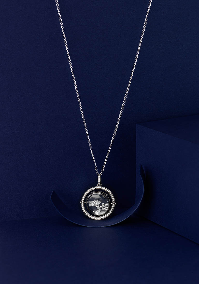 Packshot Factory - Coloured background - Loquet London silver chain