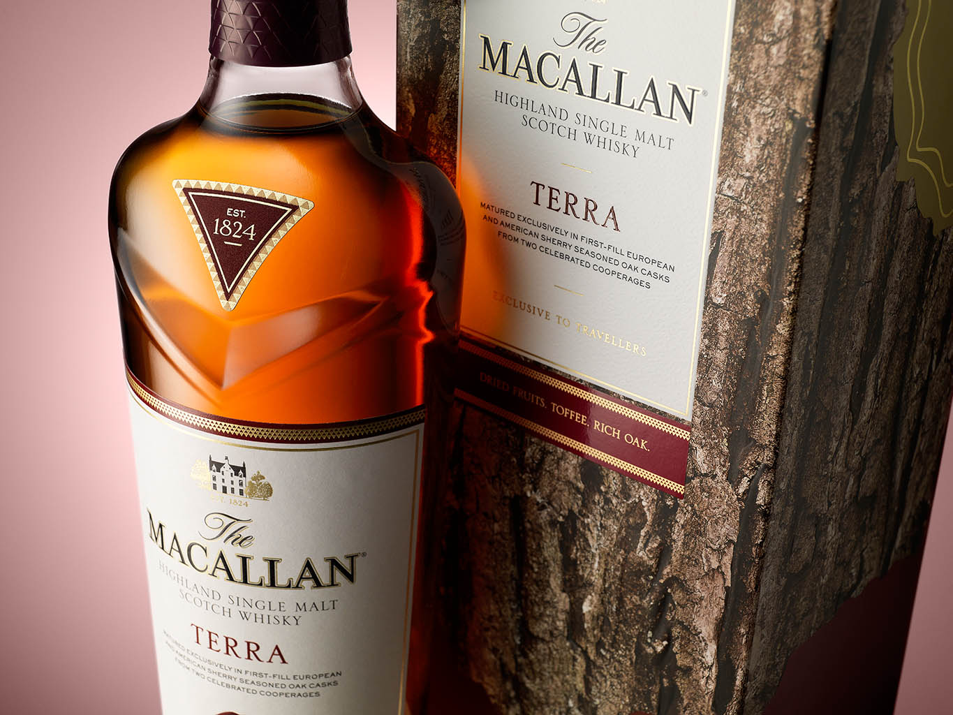 Packshot Factory - Coloured background - Macallan whisky bottle and box set