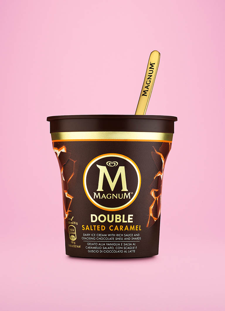 Packshot Factory - Coloured background - Magnum salted caramel ice cream