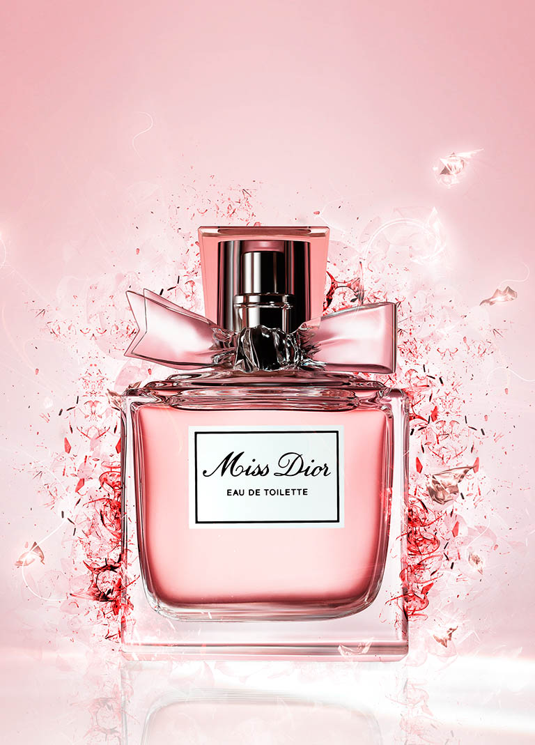 Packshot Factory - Coloured background - Miss Dior perfume bottle