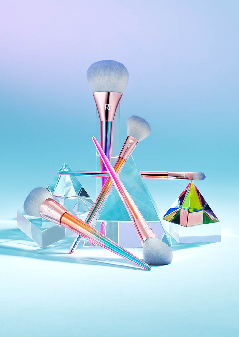 Packshot Factory - Coloured background - Real Techniques makeup brushes