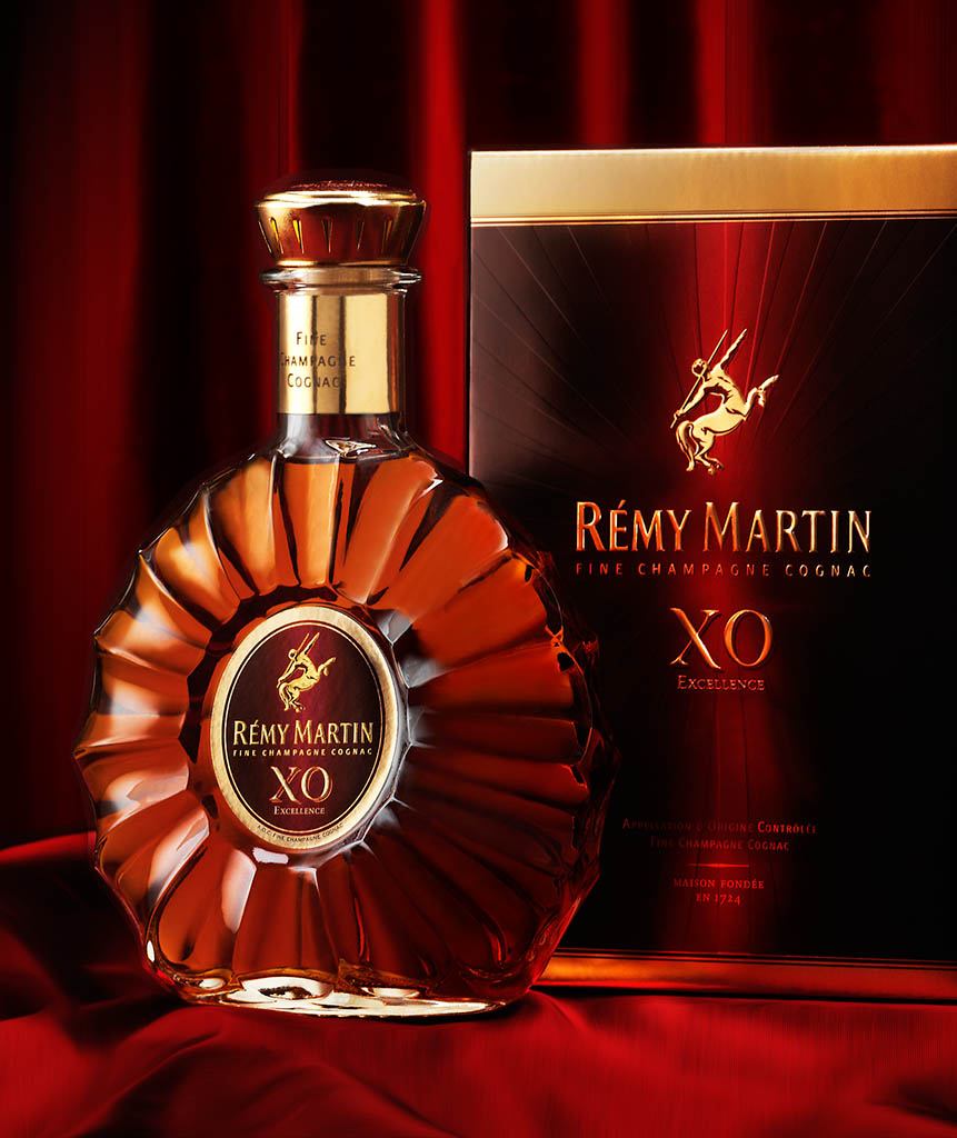 Packshot Factory - Coloured background - Remy Martin XO cognac bottle and box