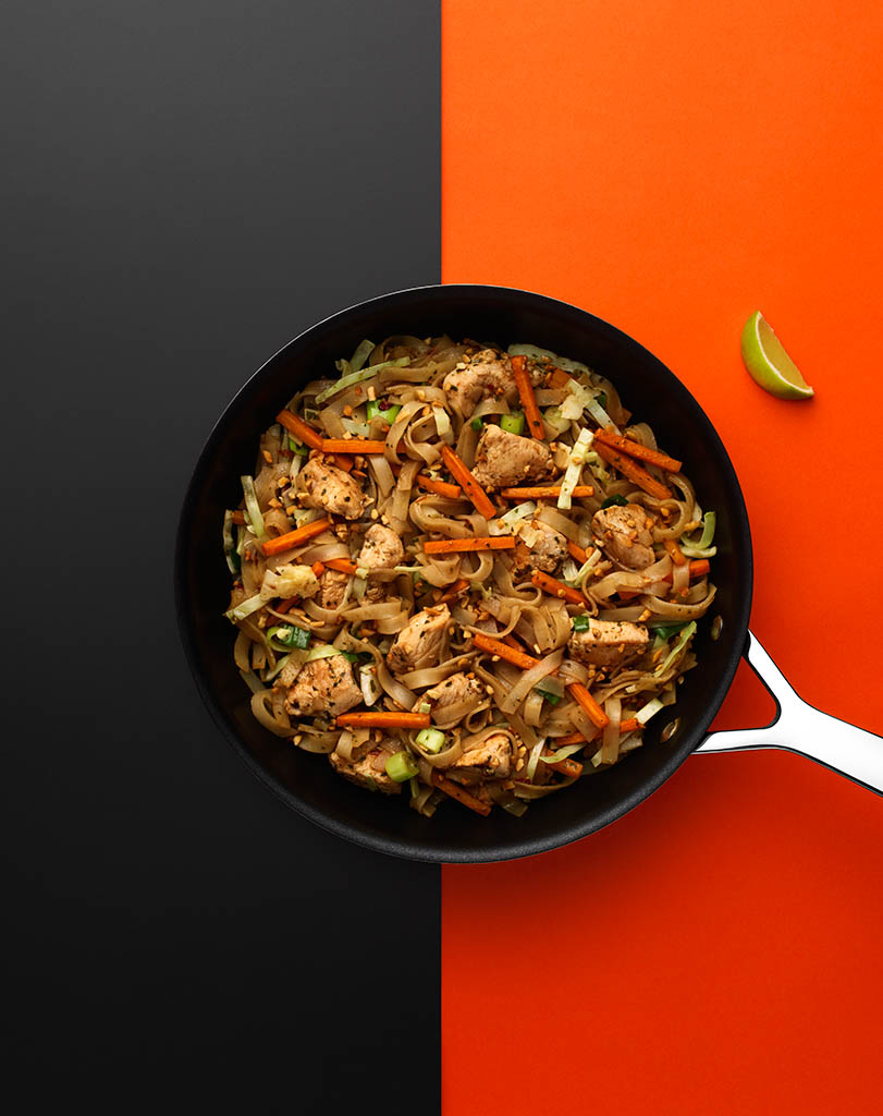 Packshot Factory - Coloured background - Scratch meals noodles in pan