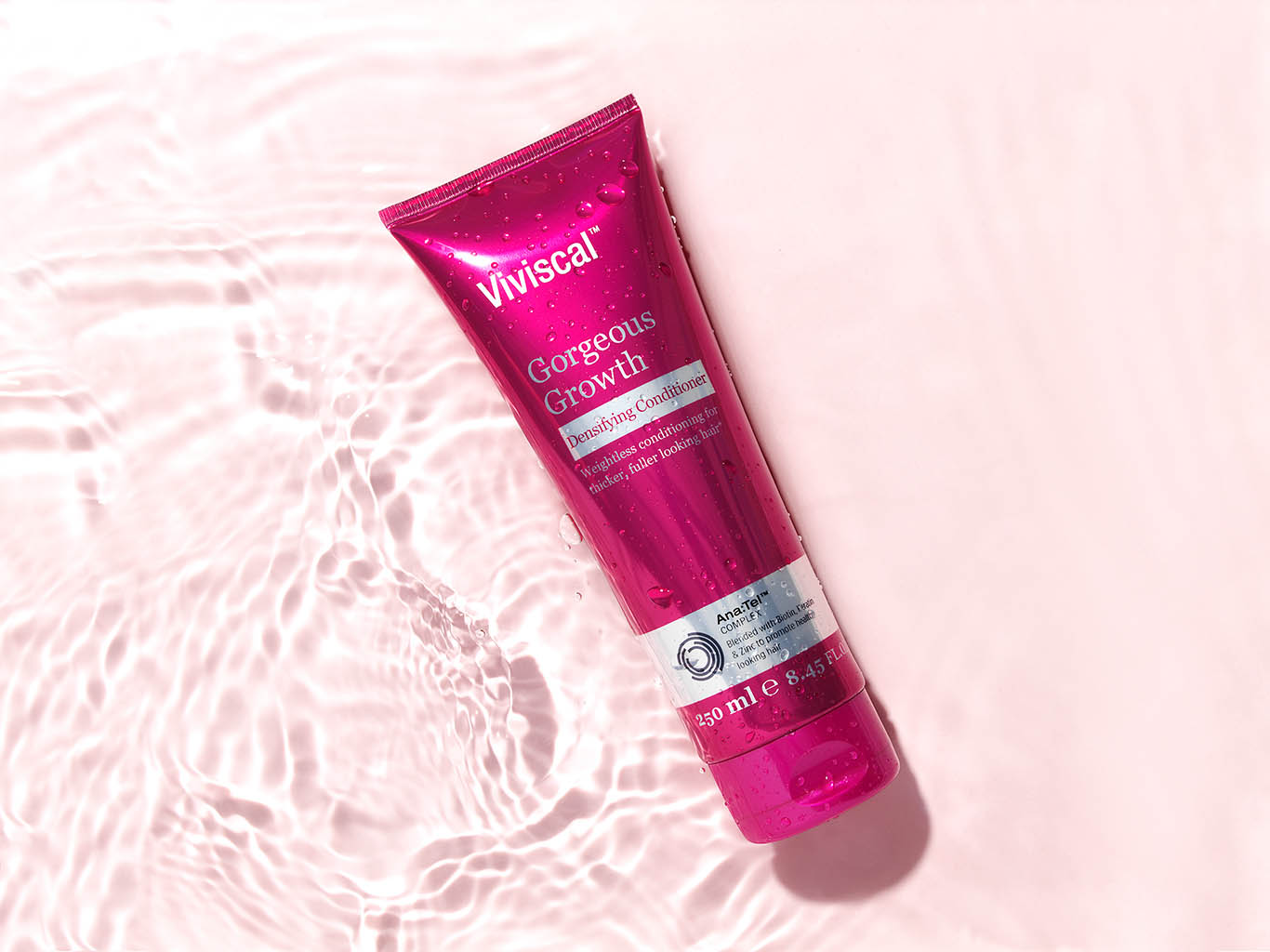 Packshot Factory - Coloured background - Viviscal conditioner tube in water