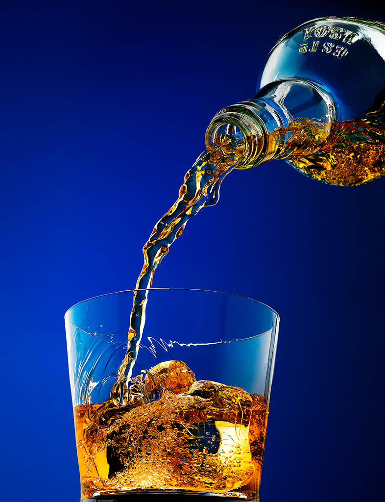 Packshot Factory - Coloured background - Whisky pour