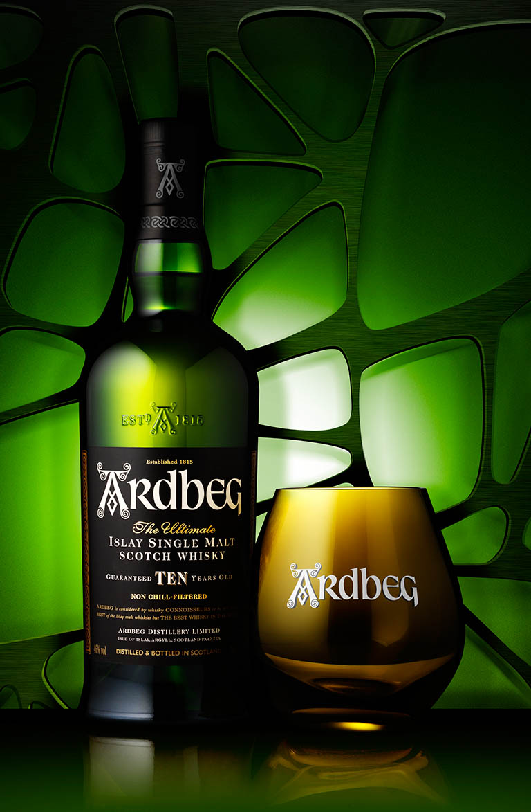 Drinks Photography of Ardbeg whisky bottle and glas by Packshot Factory