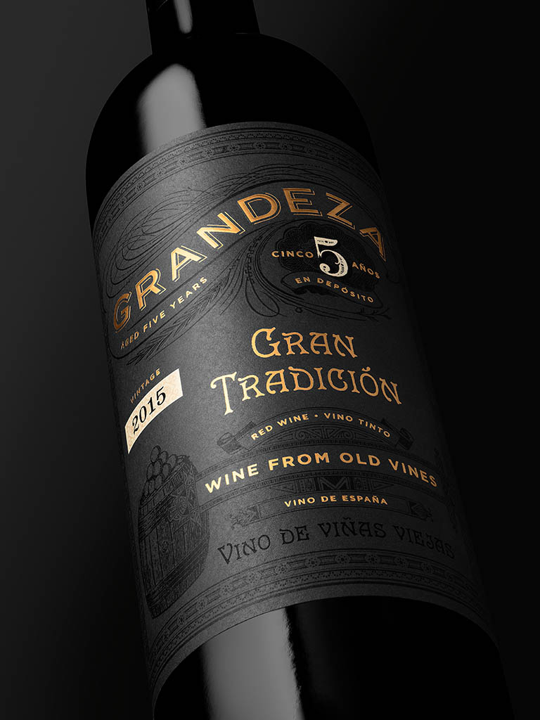 Drinks Photography of Grandeza red wine bottle close up by Packshot Factory