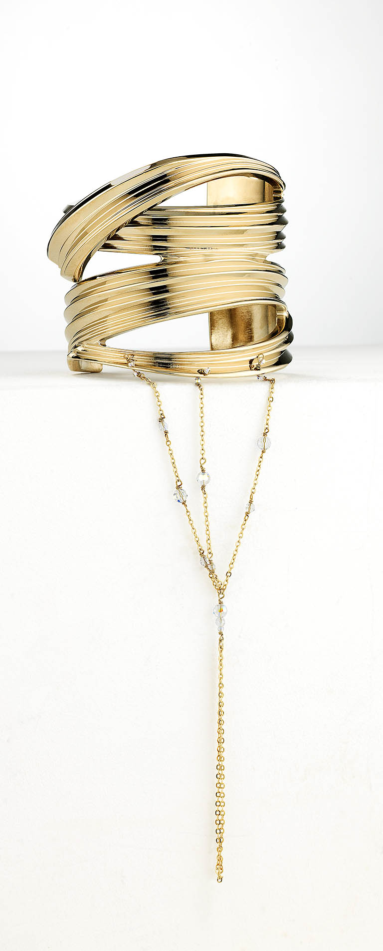 Packshot Factory - Fine jewellery - Eden Diodati gold ring with chain