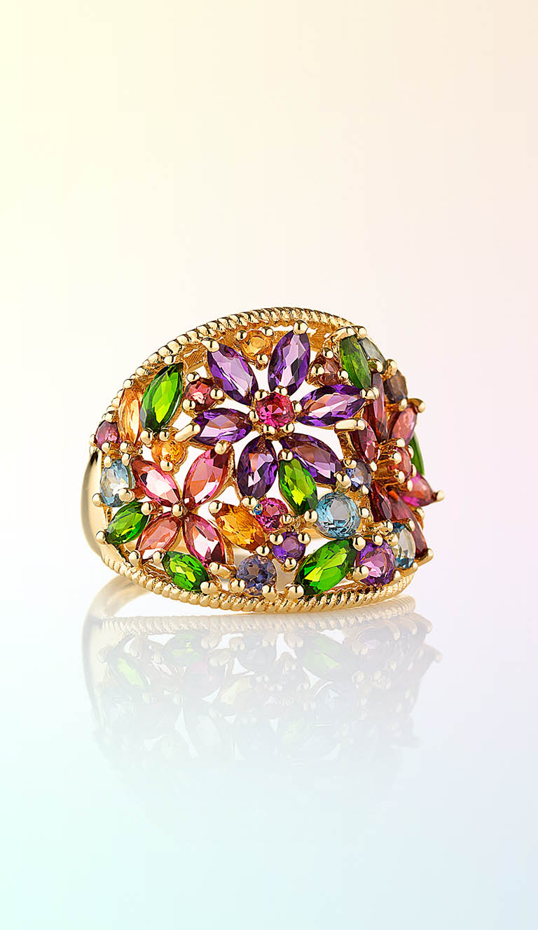 Packshot Factory - Fine jewellery - Gold ring with gemstones