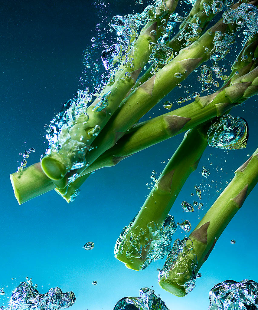 Food Photography of Asparagus in water with bubbles by Packshot Factory