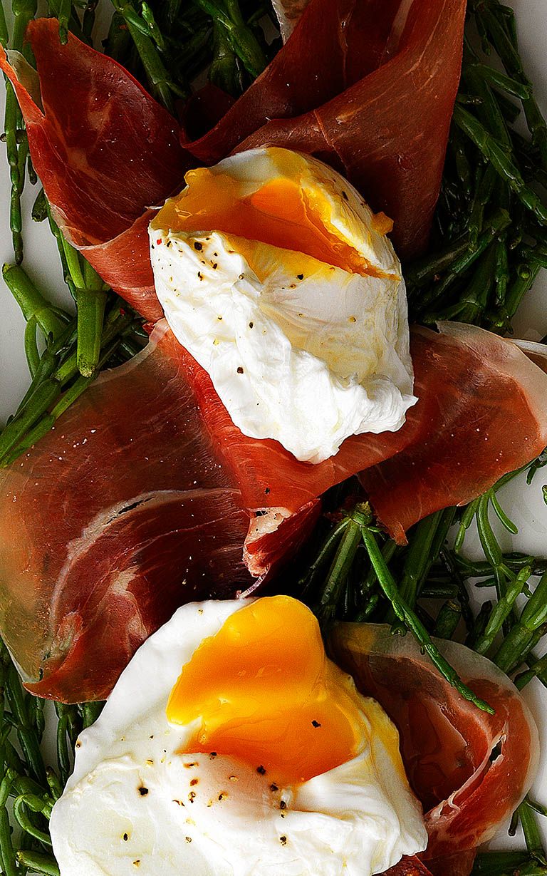 Food Photography of parma ham and poached egg salad by Packshot Factory
