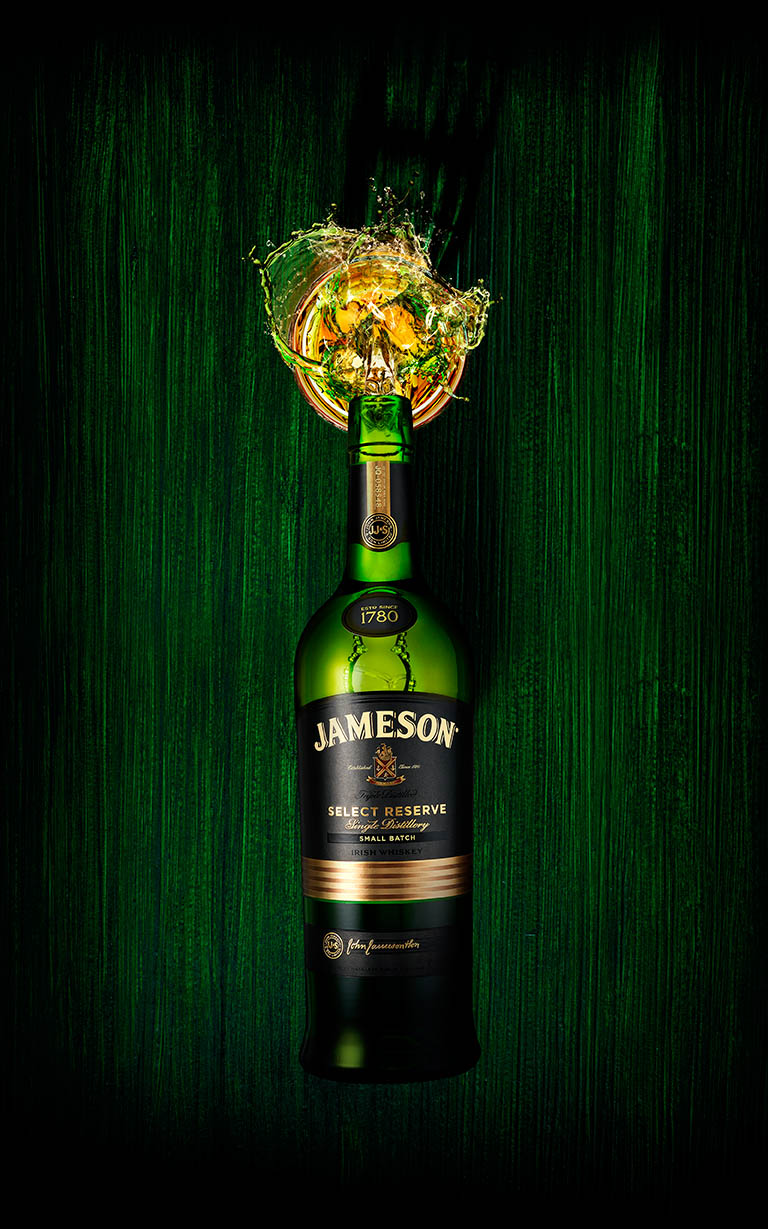 Packshot Factory - Glass - Jameson whisky bottle and serve