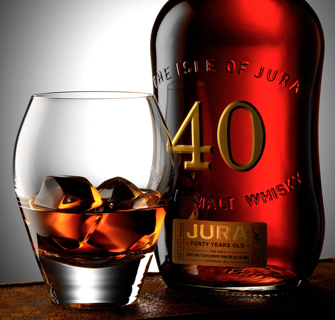 Packshot Factory - Glass - Jura whisky bottle and serve