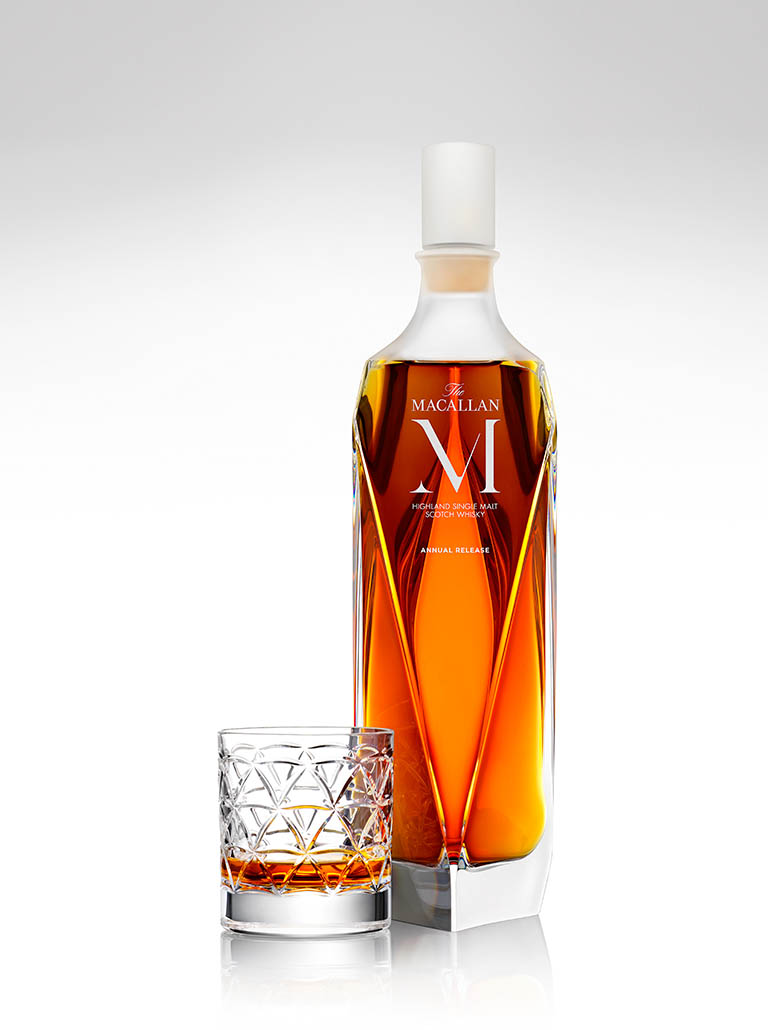 Packshot Factory - Glass - Macallan whisky bottle and serve