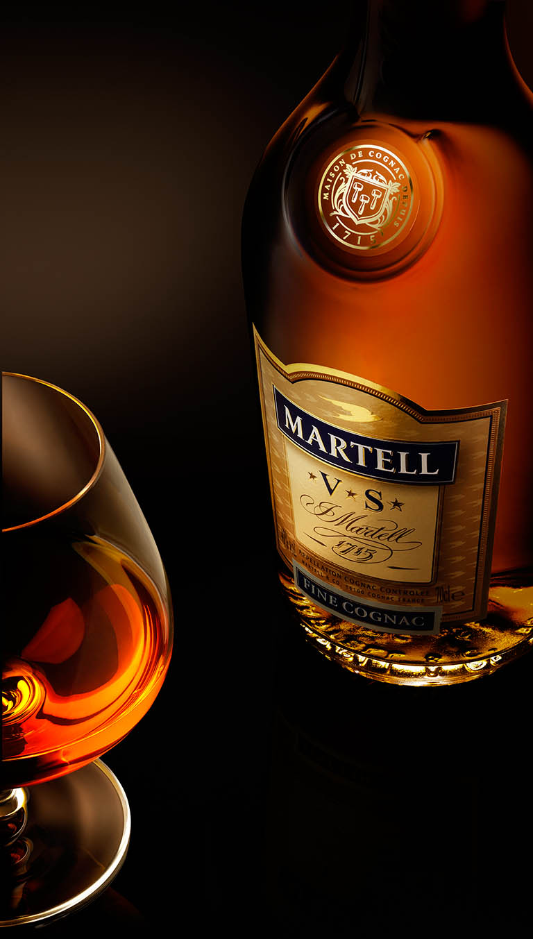 Packshot Factory - Glass - Martell VS cognac bottle and serve