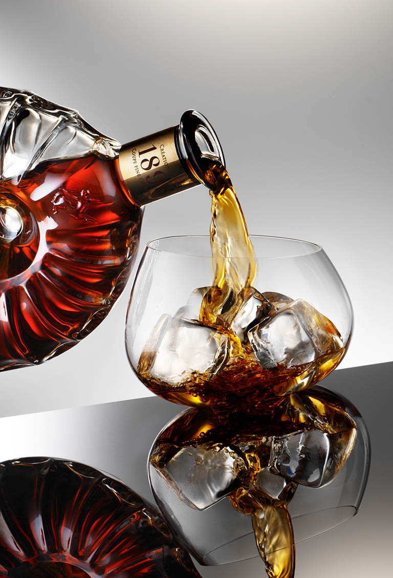 Packshot Factory - Glass - Remy Martin cognac bottle and serve pour