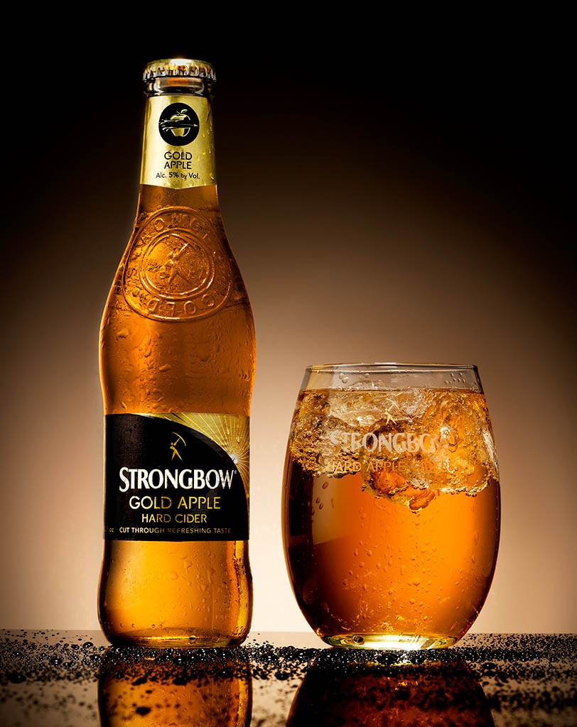 Packshot Factory - Glass - Strongbow cider bottle and serve