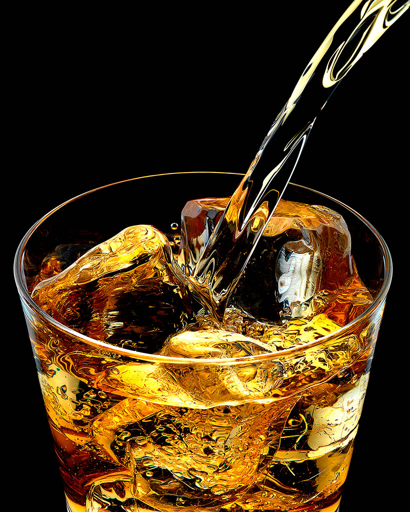 Packshot Factory - Glass - Whisky serve pour