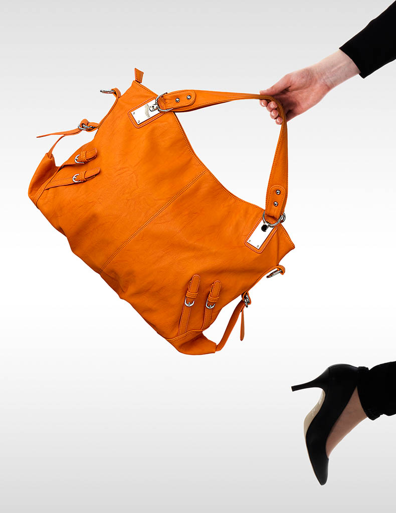 Packshot Factory - Leather goods - Model holding handbad