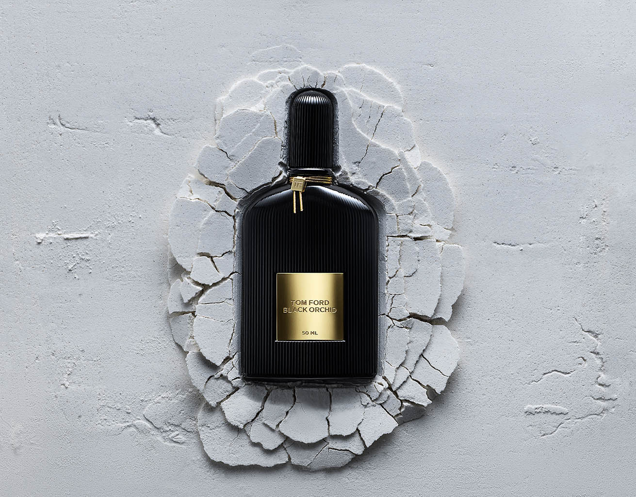 Liquid / Smoke Photography of Tom Ford Black Orchid fragrance bottle by Packshot Factory