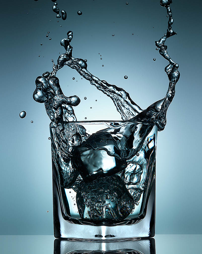 Packshot Factory - Liquid - Water splash in glass with ice