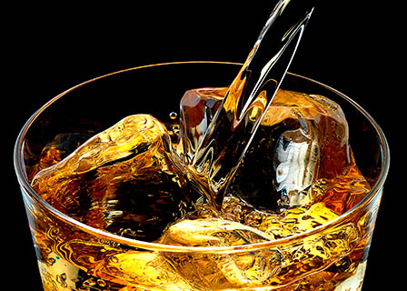 Glass Explorer of Whisky serve pour