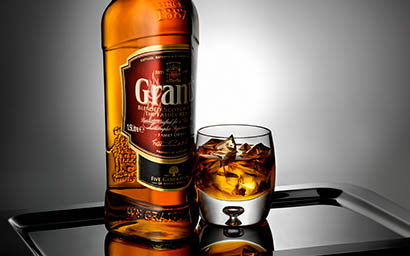 Bottle Explorer of Grant's whisky with serve