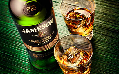 Whisky Explorer of Jameson whisky bottle and serves