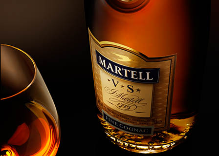 Bottle Explorer of Martell VS cognac bottle and serve