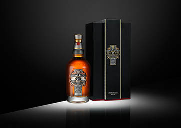 Packaging Explorer of Chivas Regal whisky bottle and box set