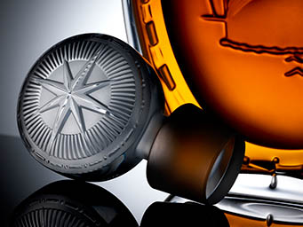 Bottle Explorer of Macallan whisky decanter stopper close up