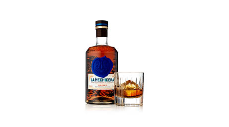 Glass Explorer of La Hechicera rum bottle and serve