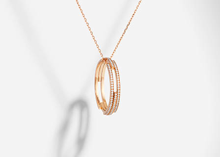Fine jewellery Explorer of Maison Dauphin gold chain with golden rings and diamonds